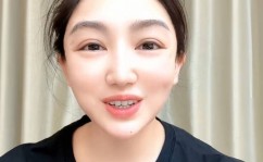 女歌手欠债百万仍开演唱会法院蹲守16小时被捕后4小时释放直播算命太准被全网蹲守吃瓜
